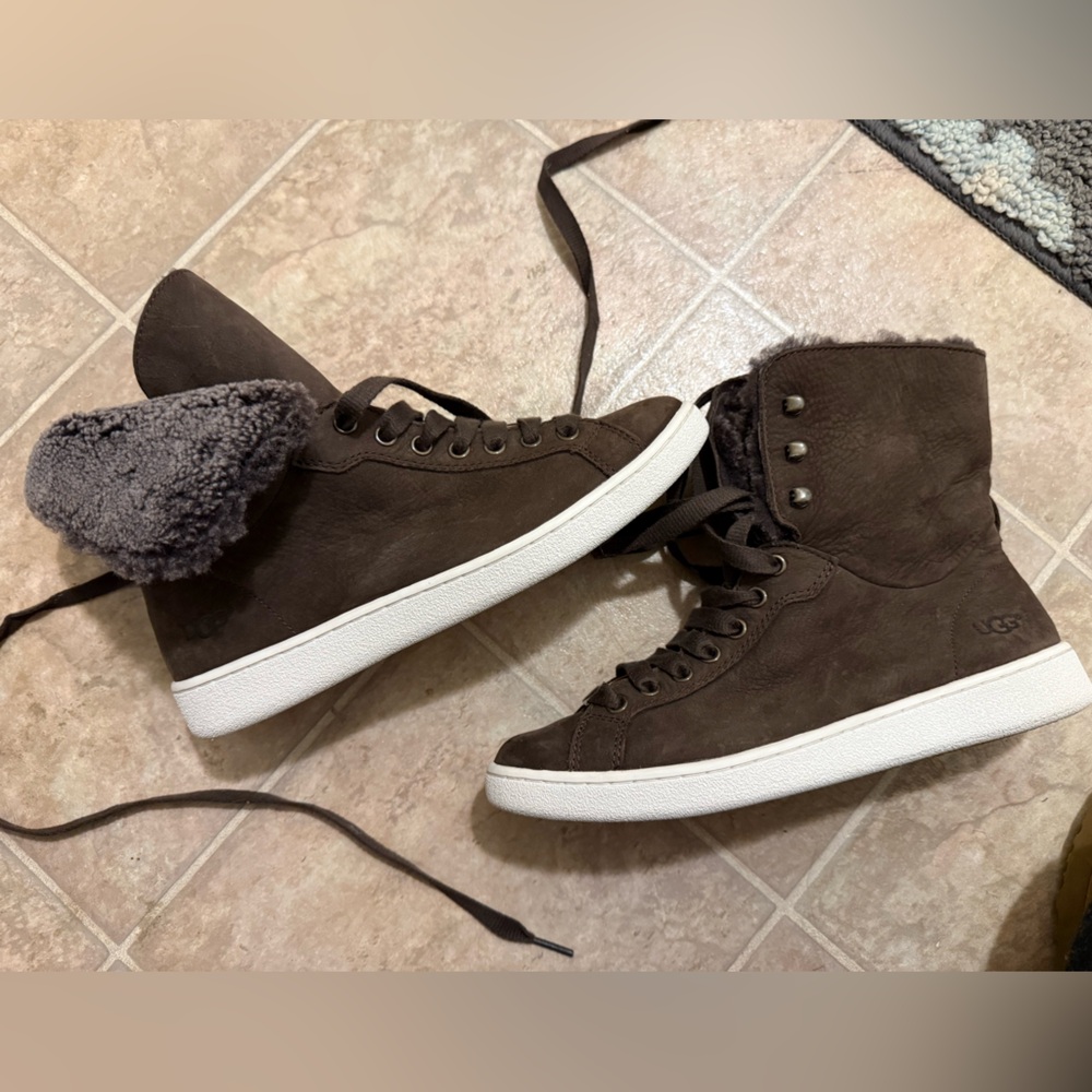 UGG Brown Fur-Lined High Top lace up Sneakers NWOB. NEVER WORN. Size 8.5